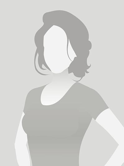 Vorgegebene Silhouette einer Frau mit kurzen Haaren und einem schlichten Oberteil auf grauem Hintergrund.