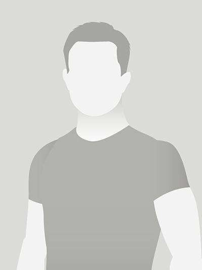 Silhouette eines Mannes in T-Shirt vor grauem Hintergrund, Gesicht und Details sind nicht sichtbar.