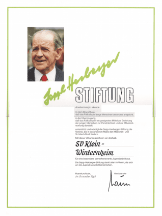 Zertifikat der Josef-Hauberger-Stiftung mit Bild eines l&auml;chelnden Mannes und Text &uuml;ber die Stiftung.