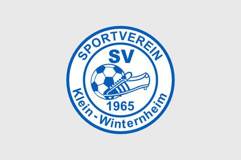 Logo des SV Klein-Winterheim mit Fu&szlig;b&auml;llen und Schuhen, umrandet von Text und Jahreszahl 1965 in Blau und Wei&szlig;.