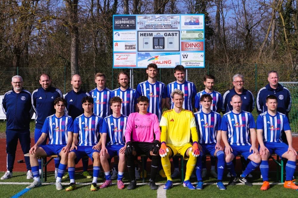 Gruppenfoto einer Fu&szlig;ballmannschaft