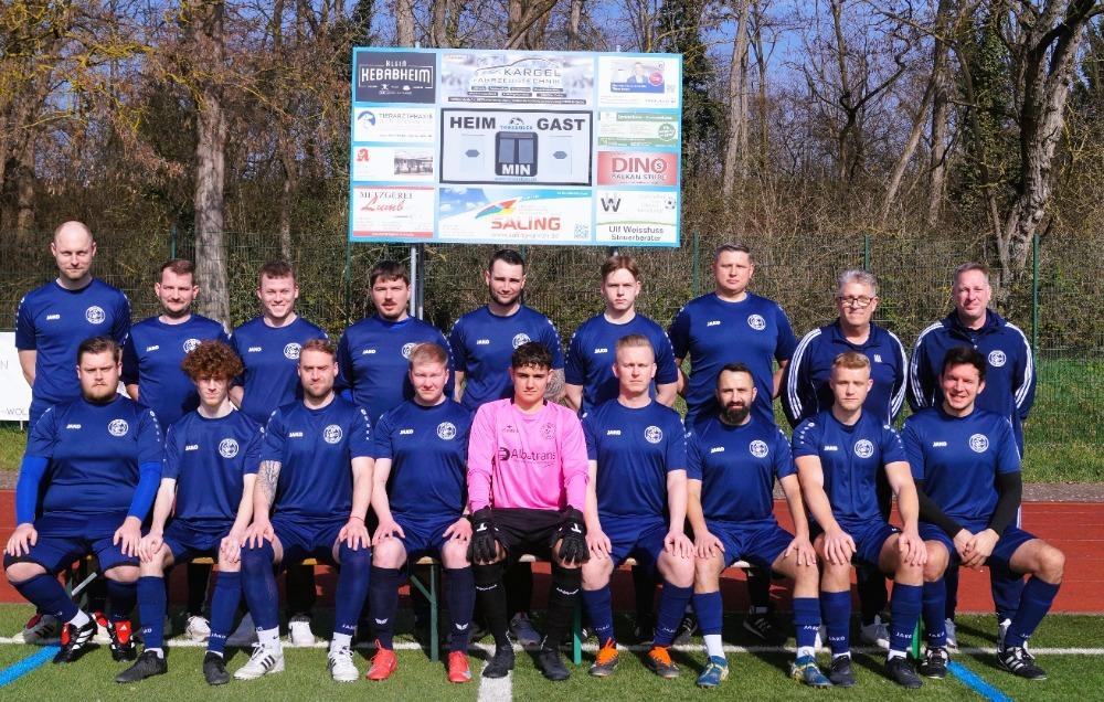 Gruppenfoto einer Fu&szlig;ballmannschaft