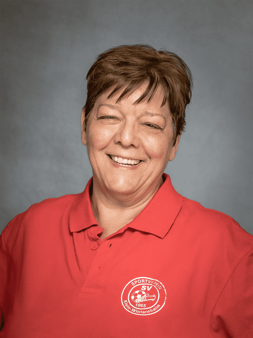 Portr&auml;t einer l&auml;chelnden Frau in rotem Poloshirt mit Logo des SV Klein-Winterheim auf grauem Hintergrund.