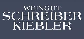 Logo des Weinguts Schreiber-Kiebler auf dunkelblauem Hintergrund mit wei&szlig;er Schrift.